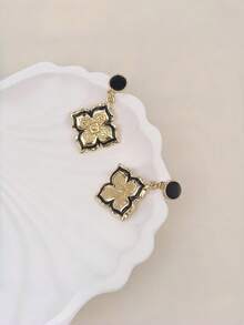 1 Pair Fashionable Gold-Tone Patterned Double-Layer Embossed Four-Leaf Clover Dangle Earrings, Suitable For Women's Daily Wear, Holiday And Gift - Gold - View 3