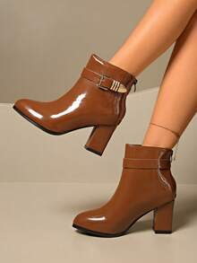 秋冬新款焦糖棕色漆皮粗跟踝靴女款，金属扣尖头时尚靴，复古通勤百搭显瘦靴 - 棕色 - 查看 3