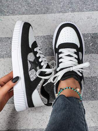 Zapatos de skate casuales para mujer, zapatos de moda de suela gruesa con parches de lentejuelas plateadas, estampado de estrella negra, adecuados para el transporte diario y el fitness al aire libre, zapatillas minimalistas de estilo retro y universitario unisex, un gran regalo para Año Nuevo y Navidad.