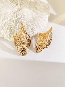 一对性感夸张的金色几何造型耳环，包含螺旋、羽毛、S形、不对称水滴形、蝴蝶结、镂空圆环、几何线条等多种造型，不对称金属长款垂坠耳环，适合日常佩戴和派对场合，优雅迷人的设计，尽显女性魅力。 - 金色 - 查看 3