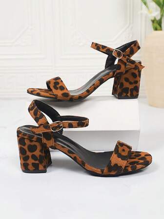 Sandalias de verano de moda para mujer, con una correa con hebilla, tacón grueso, zapatos de verano para mujer, estampado de leopardo elegante, punta redonda, punta abierta y talón, sandalias de tacón alto