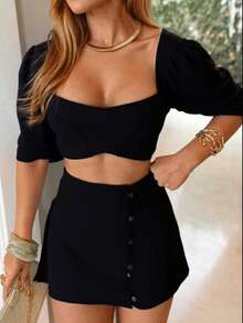 CONJUNTO CROPPED COM MANGA BUFANTE E SHORT SAIA COM BOTÕES FLORAIS - Preto - Visão 2