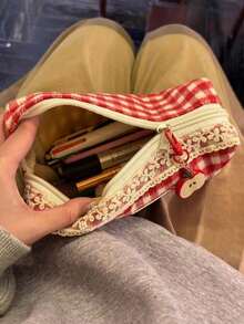 1个三丽鸥红色格子可爱Hello Kitty猫咪铅笔盒（不含苹果吊饰），大容量铅笔盒，便携式化妆包，学生文具，返校礼物 - 彩色 - 查看 2