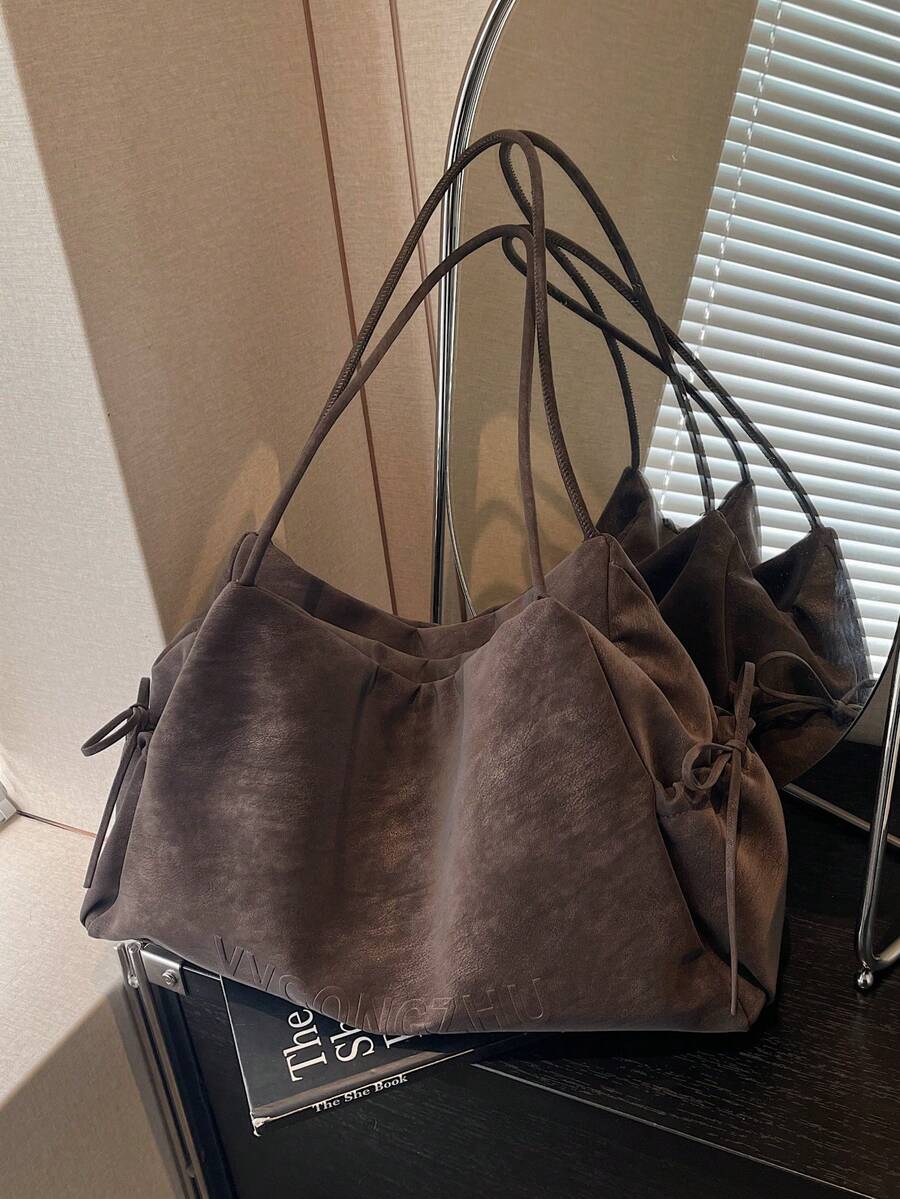 1 件复古优雅慵懒风大容量字母压纹工艺装饰仿麂皮单肩手提包，带抽绳细节，秋冬百款通勤女包，适合购物和通勤 - 咖啡 - 查看 1