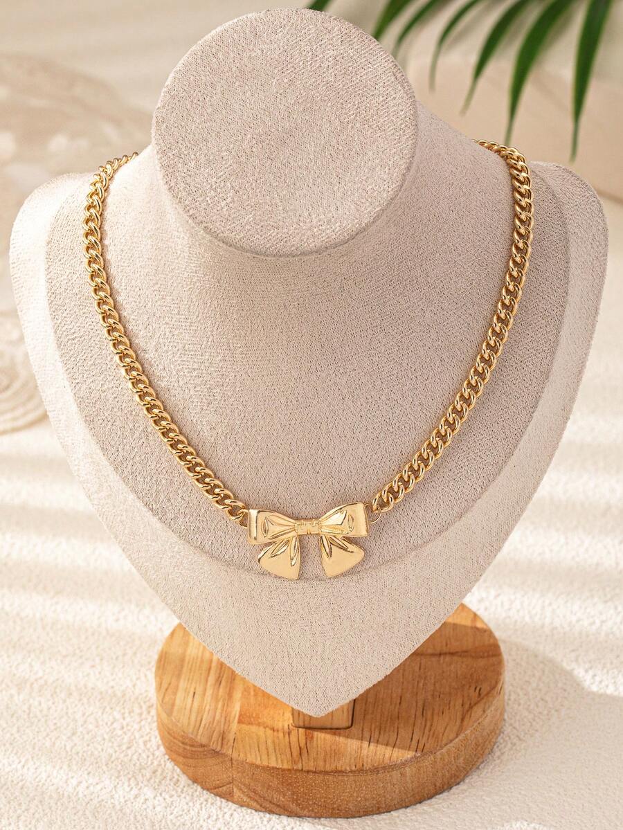1件时尚简约可爱蝴蝶结项链，适合青少年日常佩戴或出席活动
