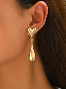 一对性感夸张的金色几何造型耳环，包含羽毛、S形、不对称水滴形、蝴蝶结、镂空圆环、几何线条、不对称圆形吊坠、锥形吊坠、花朵吊坠等多种造型，合金电镀简约长款耳环，百搭设计提升您的时尚品味，适合日常佩戴和派对场合，专为优雅迷人的女性打造。 - 金色 - 查看 2