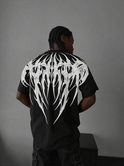 Camiseta de manga corta de moda callejera con estampado gráfico oscuro, versátil y holgada para hombres