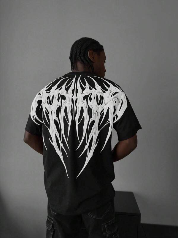 Camiseta de manga corta de moda callejera con estampado gráfico oscuro, versátil y holgada para hombres