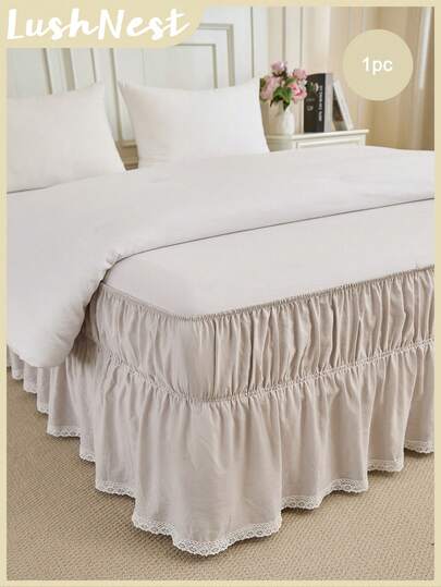 1 st. beige enfärgad sängkjol med vit spetskant, romantisk minimalistisk klassisk, bekvämt andningsbart polyestertyg, lämplig för alla årstider, perfekt för sovrumsinredning