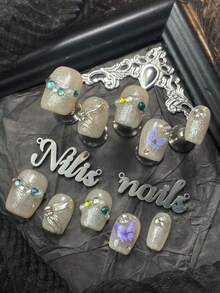 10 قطعة طقم أظافر أكريليك للرقص الكلاسيكي القصير، ملصقات أظافر فضية، زخارف أظافر ألماس ملون ثلاثي الأبعاد واللؤلؤ، رسومات هندسية مرسومة باليد، ملصقات فراشة مصنوعة يدويًا، تصميم أظافر أنيق لأسلوب Y2K مناسب للنساء والفتيات، مناسب للعطلات والاستخدام اليومي والتجمعات والحفلات (يشمل: 1 قطعة جيلي جل و 1 قطعة كتلة تلميع) - فضي - مشاهدة 3