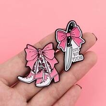 牛仔靴蝴蝶结珐琅胸针，可作背包别针；“可爱又疯狂”刀形胸针，女士时尚珠宝配饰礼品 - 粉色 - 查看 3