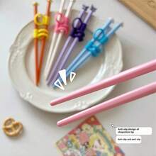 Sanrio 三丽鸥训练筷子教育餐具套装，饰有Hello Kitty和Kuromi卡通人物图案。这款教育餐具兼学习工具非常适合家庭用餐、野餐、学校用品、午餐盒配件，也是一份完美的礼物（官方授权）。这款可爱的卡通树脂便携餐具套装适合儿童、学生和户外旅行使用。 - 彩色 - 查看 5