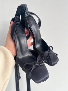 Sandales à talons hauts élégantes et à la mode pour femmes, idéales pour le printemps. Escarpins sexy pour les soirées, bout carré et bride cheville en satin avec nœud. - Noir - Voir 4