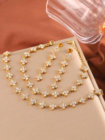 El conjunto de joyas con trébol de cuatro hojas y circonita verde incluye pendientes, una pulsera y un collar.