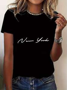 Camiseta gráfica "Nueva York" para mujeres - Camiseta casual negra de manga corta con impresión cursiva blanca, top de verano cómodo para atuendo casual, camiseta de uso diario |   Camiseta con estampado cursiva |   Estiramiento medio - ["Negro"] - Ver 6