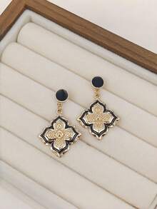 1 Pair Fashionable Gold-Tone Patterned Double-Layer Embossed Four-Leaf Clover Dangle Earrings, Suitable For Women's Daily Wear, Holiday And Gift - Gold - View 4