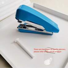 1台迷你手动缝纫机 - 创意缝纫机，便携式手缝工具，无线手持式缝纫机，适用于布料修补，小巧便携，适合旅行和居家使用，操作简便，是快速维修和DIY项目的理想之选，轻巧紧凑，是初学者和缝纫爱好者的必备工具。 - 彩色 - 查看 7