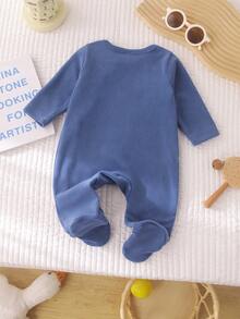 蓝色新生男婴连体衣，饰有可爱的3D小牛图案，侧边按扣闭合