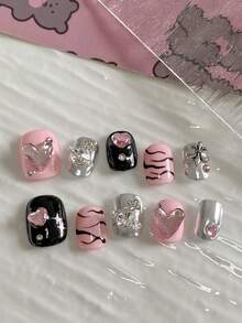 可爱短款圆形和方形美甲贴纸套装：粉色和黑色爱心设计，镶嵌闪亮水钻 - Y2K 美学风格，适合女性日常穿搭和派对造型。美甲用品，手工按压式美甲贴片。 - 彩色 - 查看 1