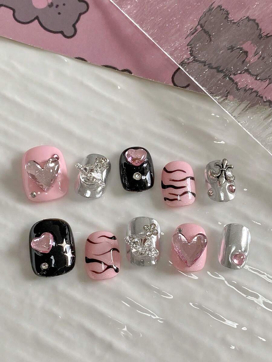 可爱短款圆形和方形美甲贴纸套装：粉色和黑色爱心设计，镶嵌闪亮水钻 - Y2K 美学风格，适合女性日常穿搭和派对造型。美甲用品，手工按压式美甲贴片。 - 彩色 - 查看 1