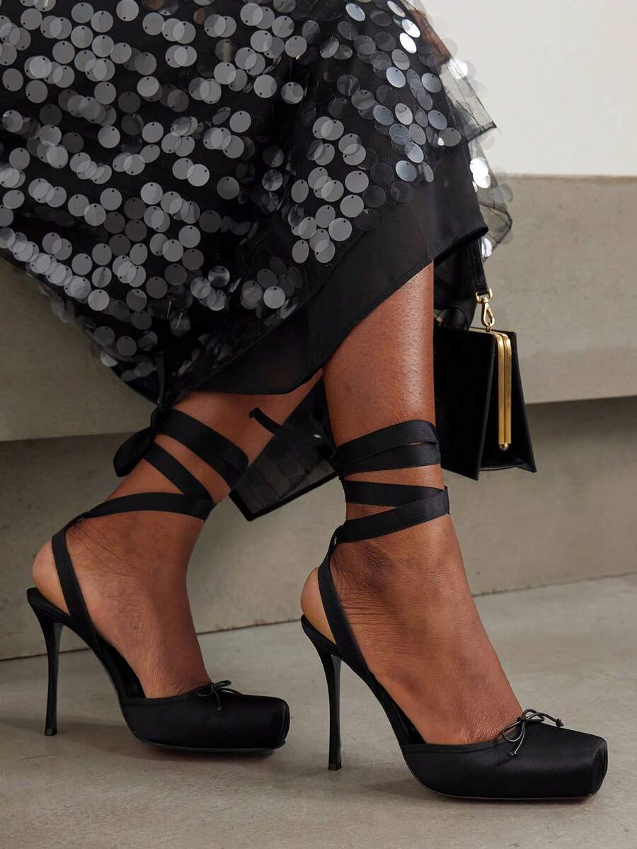 Sandales à talons hauts élégantes et à la mode pour femmes, idéales pour le printemps. Escarpins sexy pour les soirées, bout carré et bride cheville en satin avec nœud.