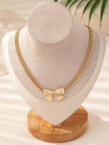 1件时尚简约可爱蝴蝶结项链，适合青少年日常佩戴或出席活动