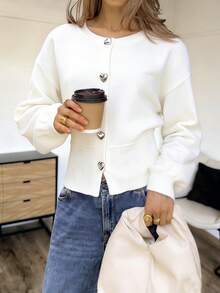 Áo khoác cardigan nữ FOR BEAUTY màu trơn mùa xuân mới, kiểu dáng tối giản thanh lịch, cổ tròn, tay dài, viền gân, trang trí bằng cúc hình trái tim, áo dệt kim kiểu sinh viên, rất thích hợp cho năm mới và ngày Valentine. - Bạch Tuyết Bay - Xem 5