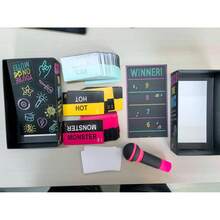 The Mic - Family Karaoke Game For 2-10 People - Bad Singer Board Game - 250 Lyrics Cards, Great For Fun Game Night, Birthday Parties, Family Reunion Icebreaker, Music Game, Family Card Game - 彩色 - 查看 10