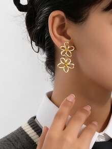 1 Pair Minimalist Cute Hollow Flower Metal Rhinestone Pendant Earrings, Suitable For Teenage Girls Daily And Festival Outfits - Gold - View 1