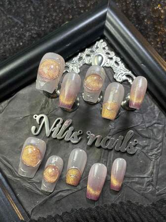 10片装短款棺材形亚克力美甲套装，包含薰衣草猫眼、白色、紫色扎染猫眼、紫色法式猫眼、手绘几何图案和3D水滴设计，可爱Y2K风格，适合女性和女孩在节日、日常佩戴、聚会、派对等场合使用，附赠1个迷你指甲锉和1张双面胶贴纸。