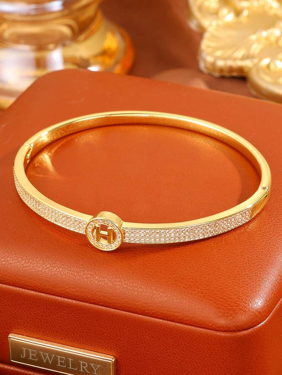 1 chiếc vòng tay bằng đồng cao cấp, thanh lịch với thiết kế khắc chữ lồng và các chi tiết sáng bóng tinh tế, hoàn hảo cho những buổi hẹn hò lãng mạn để tôn lên vẻ quyến rũ nhẹ nhàng. Bề mặt nhẵn mịn và kích thước vừa vặn thoải mái, phù hợp với váy áo thướt tha hoặc áo len mềm mại. Chất liệu bền bỉ giữ được độ sáng bóng lâu dài, là phụ kiện lý tưởng để thêm chút ngọt ngào vào những khoảnh khắc lãng mạn thân mật của bạn. - Vàng - Xem 1