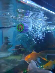 水族箱出水口装饰：无需电源，只需连接出水口，水流即可驱动风扇叶片，搅动静止的水体，产生自然湍流，增加氧气含量，一键解决循环和氧气问题。兼容常用接口，即插即用，低成本打造水族箱“活力”环境，让养鱼更轻松无忧。