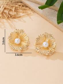 1 par eleganta örhängen med infällda konstpärlor och texturerade blommor, lyxiga och exklusiva - Gult guld - Visa 5