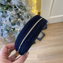 CHANEL Túi đựng đĩa tròn phiên bản giới hạn Giáng sinh 2025, màu xanh hải quân, chất liệu vải tweed, khóa kéo có logo CC mạ vàng. - Màu xanh hải quân - Xem 5