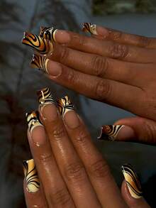 24片中长方形美甲贴片，采用欧美风格，饰以虎纹、亮黑色和棕色撞色、鹅黄色点缀、香槟金宝石以及法式不对称黑色条纹。完美适用于Y2K主题派对、聚会、音乐会以及作为礼物。方便携带，适合约会、派对和外出。附赠果冻胶和指甲锉。美甲用品 - 彩色 - 查看 8