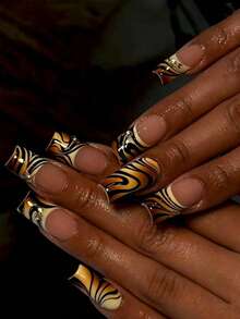 24片中长方形美甲贴片，采用欧美风格，饰以虎纹、亮黑色和棕色撞色、鹅黄色点缀、香槟金宝石以及法式不对称黑色条纹。完美适用于Y2K主题派对、聚会、音乐会以及作为礼物。方便携带，适合约会、派对和外出。附赠果冻胶和指甲锉。美甲用品 - 彩色 - 查看 2