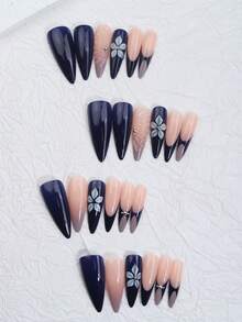 24片超薄高跟鞋美甲贴纸。优质耐用美甲贴纸，海军蓝至裸色渐变，白色3D立体花朵设计，花瓣纹理细腻，银色闪粉点缀花蕊。美甲 - 寶藍色 - 查看 4