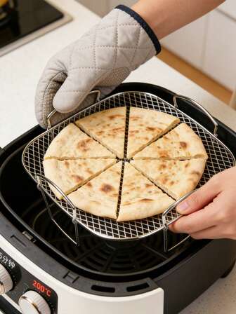 1 Grelha de Ar Fryer Prateada, Simples e Prática, Tipo de Bandeja de Malha de Aço Inoxidável Oca, Equipada com Alça Anti Escaldante, Detalhes de Pé de Suporte Estável, com Condutividade Térmica Uniforme para Travar a Frescura, Controle de Óleo para Reduzir a Gordura e Adaptável a Funções de Air Fryer de Vários Tamanhos