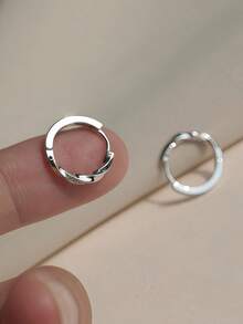 طقم خواتم وأقراط من النحاس المطلي بالفضة مقاوم للحساسية مزين بأحجار الزركونيا الصغيرة، أنيق وجذاب، مناسب للاستخدام اليومي للنساء - أقراط من شريط ملتوي - مشاهدة 5