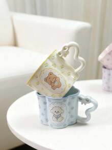 1个陶瓷马克杯，饰有精致的花卉边饰和可爱的动物图案，包括兔子/猫/小狗/熊的设计，花瓣形杯口，以及独特的波浪形心形把手，展现出清新美感，是日常饮水、冲泡咖啡或装饰桌面的理想之选，也是温馨的家居饰品和馈赠佳品。