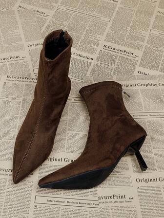 Kaffebruna ankelstövlar och korta stövlar för kvinnor, 7 cm hög klack, elastiska stövlar med smal passform, bekväma och moderiktiga, spetsiga högklackade skor