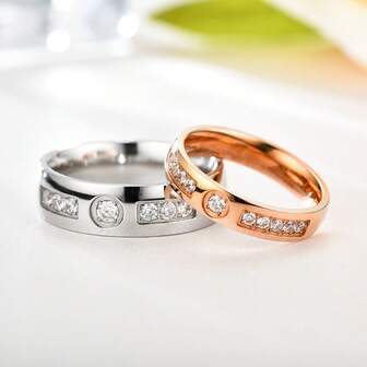 1枚银色和玫瑰金不锈钢情侣戒指，适合日常佩戴、约会、派对、生日、周年纪念日、情人节等场合，也是馈赠佳品。