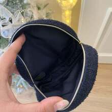 CHANEL Túi đựng đĩa tròn phiên bản giới hạn Giáng sinh 2025, màu xanh hải quân, chất liệu vải tweed, khóa kéo có logo CC mạ vàng. - Màu xanh hải quân - Xem 6