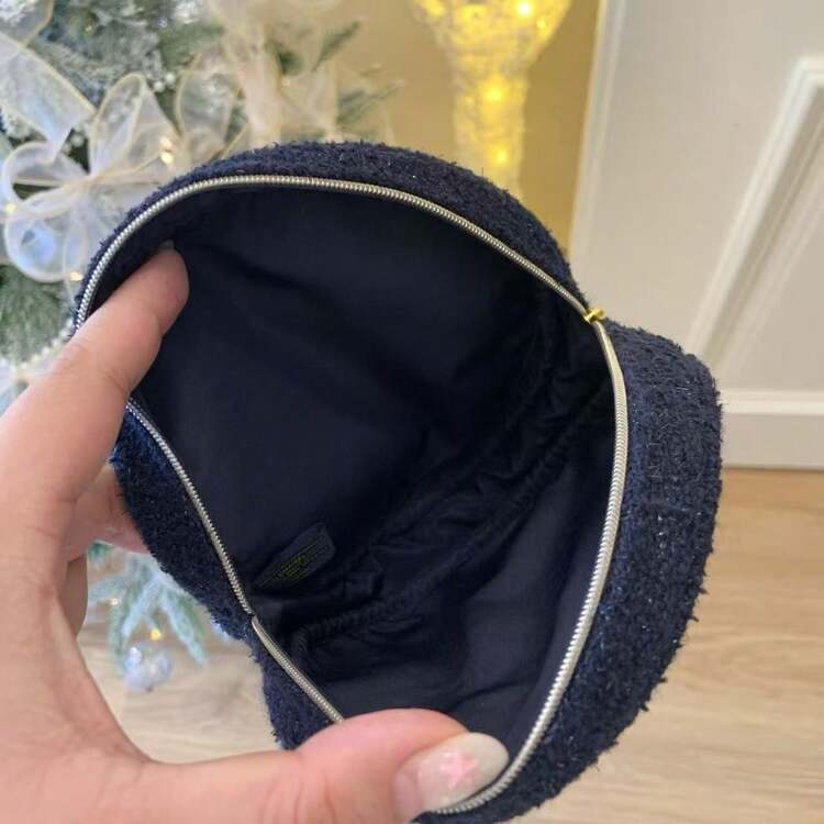 CHANEL Túi đựng đĩa tròn phiên bản giới hạn Giáng sinh 2025, màu xanh hải quân, chất liệu vải tweed, khóa kéo có logo CC mạ vàng. - Màu xanh hải quân - Xem 6