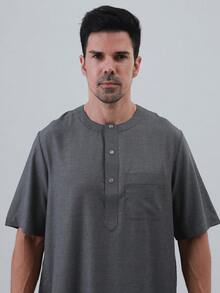 AL HARAMAIN Túnica y Dishdasha árabe para hombres, cómoda y holgada, de tela suave, diseño tradicional, adecuada para culto, lavable a mano o a máquina, regalo para la familia, para todas las estaciones, apropiada para el Ramadán y ocasiones religiosas formales | Diseño de cuello redondo | Textura suave - Gris Oscuro - Ver 9