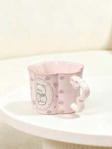 1个陶瓷马克杯，饰有精致的花卉边饰和可爱的动物图案，包括兔子/猫/小狗/熊的设计，花瓣形杯口，以及独特的波浪形心形把手，展现出清新美感，是日常饮水、冲泡咖啡或装饰桌面的理想之选，也是温馨的家居饰品和馈赠佳品。