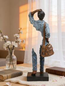 1件创意抽象人物装饰雕塑 - 现代艺术风格青年男子雕像，身着休闲服饰，肩挎斜挎包，树脂手绘桌面摆件，适用于客厅、卧室、办公室书架装饰 | 家居装饰点缀品，独特的乔迁新居礼物，馈赠亲朋好友 - 彩色 - 查看 7