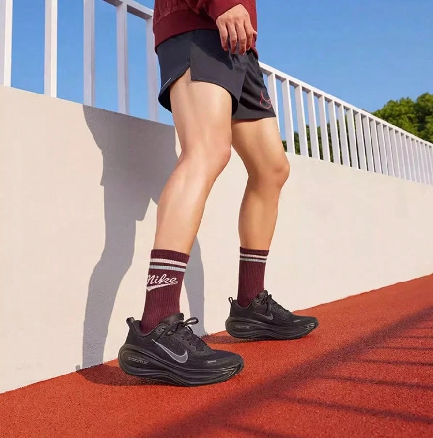 Nike 男士 VOMERO PLUS Bounce 公路跑鞋 - 黑色 - 查看 1