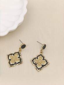 1 Pair Fashionable Gold-Tone Patterned Double-Layer Embossed Four-Leaf Clover Dangle Earrings, Suitable For Women's Daily Wear, Holiday And Gift - Gold - View 5