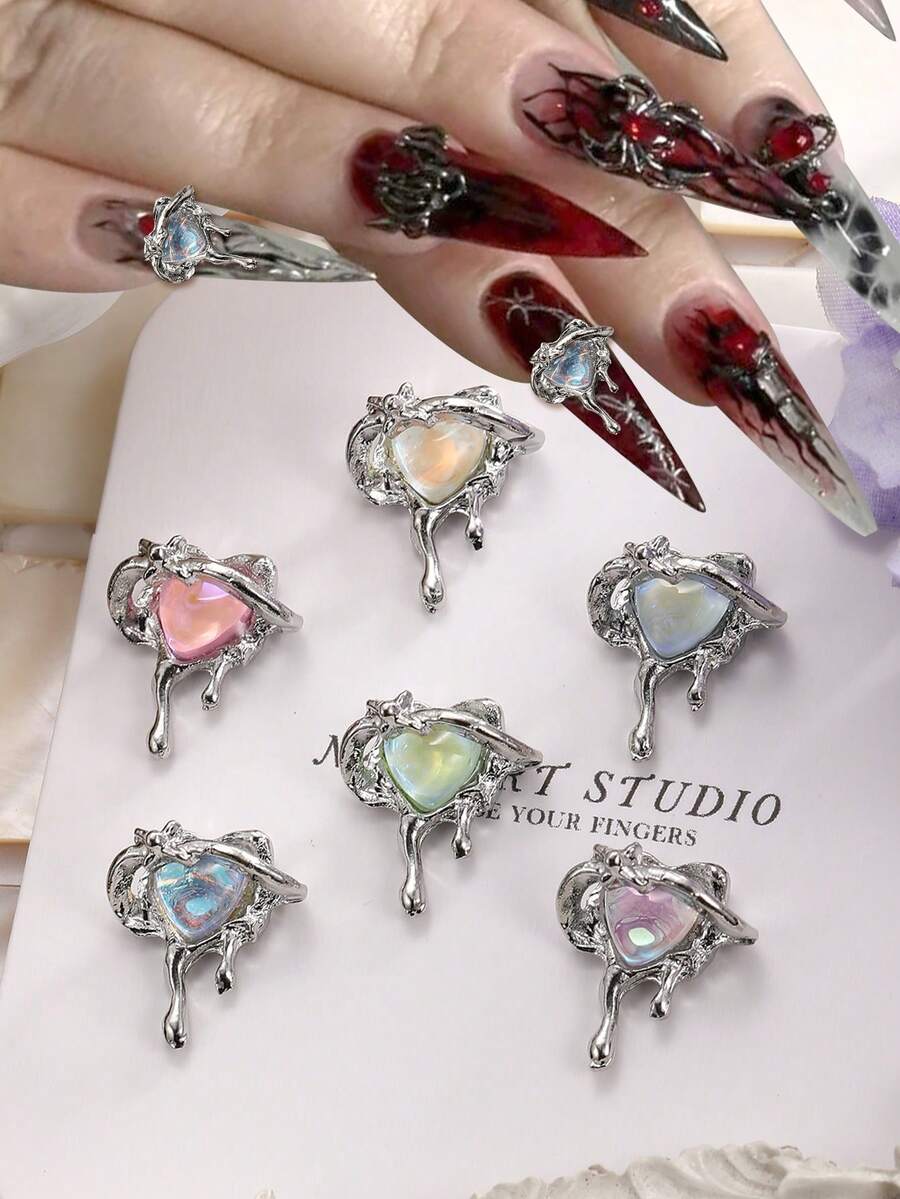 10件合金心形美甲装饰品，采用摩卡极光心形设计，是美甲的完美之选。浪漫、精致、可爱。适合约会、购物、郊游、派对等各种场合。这些DIY美甲配件、美甲宝石和美甲饰品融合了流行的欧美、日韩元素。美甲用品 - 彩色 - 查看 1